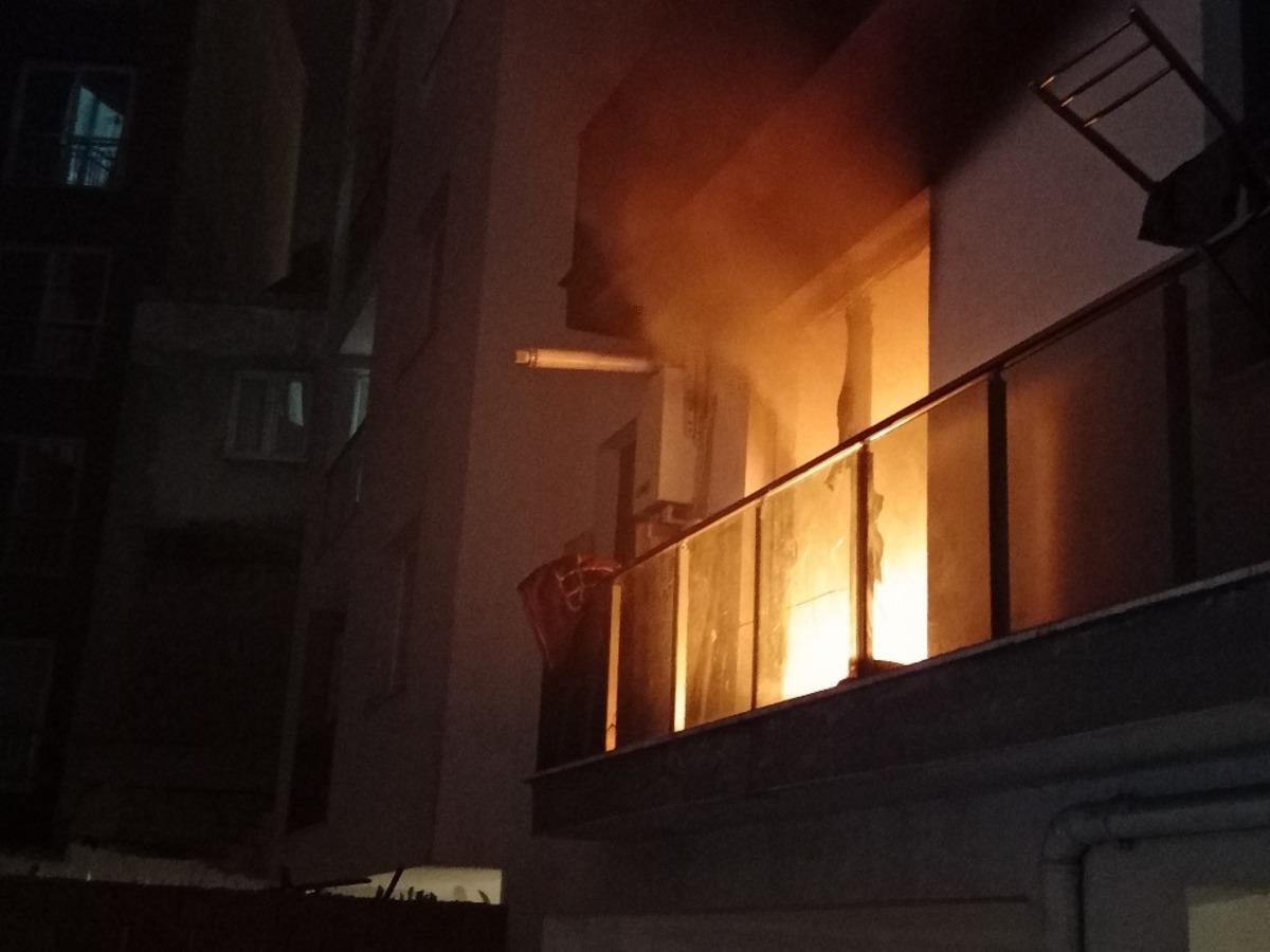 İtfaiye ekipleri kapıyı kırdı, alevlere m&uuml;dahale etti