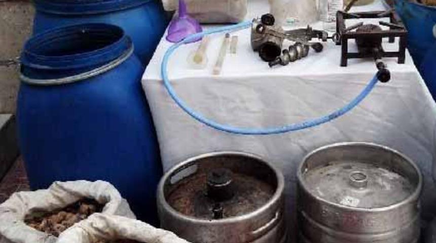 Sahte alkol üretilen eve baskın! Litrelerce sahte alkol ele geçirildi