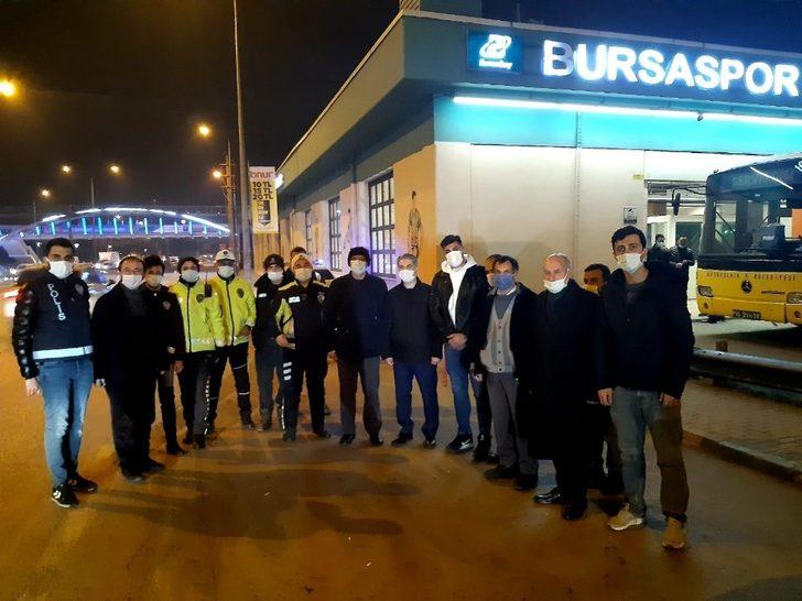 AK Parti Osmangazi İlçe Gençlik Kolları’ndan denetimdeki polislere kandil simidi G3