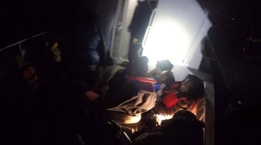 Bodrum açıklarında su alan bottaki 34 düzensiz göçmen kurtarıldı