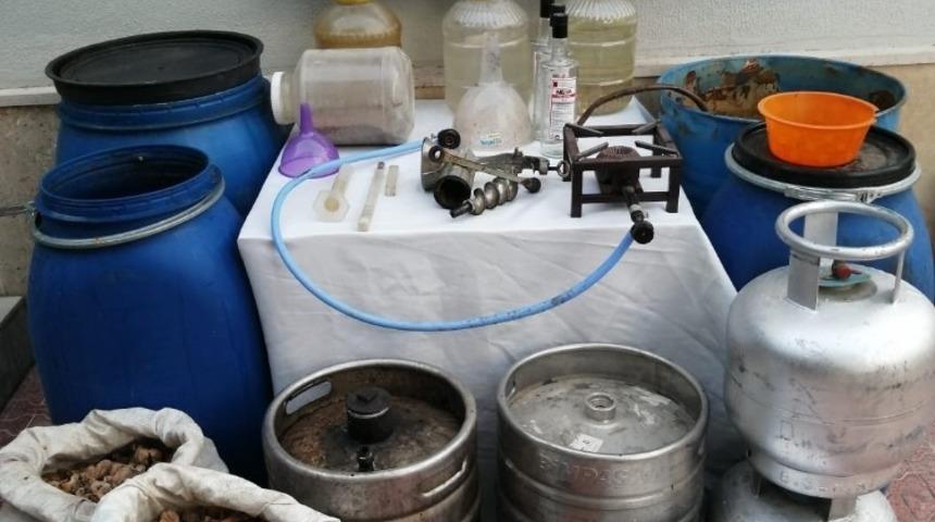 Jandarma&rsquo;dan sahte alkol &uuml;retimine su&ccedil;&uuml;st&uuml;