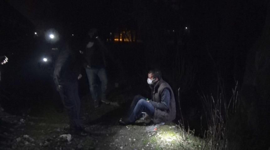 Yük treninin çarptığı yaralı genç, kazanın şoku ile elindeki poşeti bırakmadı