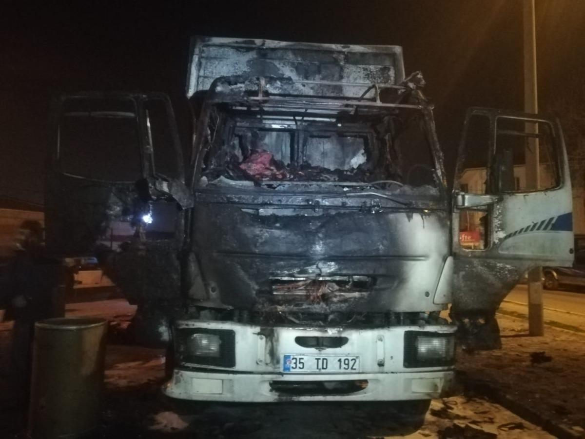 İzmir&rsquo;de kamyondan &ccedil;ıkan yangın yanında bulunan araca da sı&ccedil;radı
