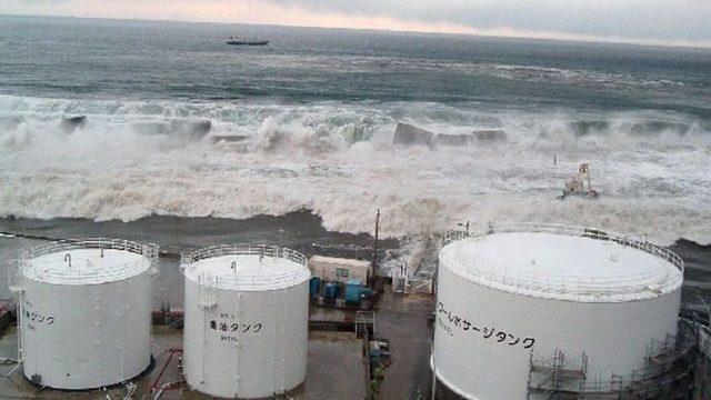Tsunami deniz kıyısındaki setleri yıkarak nükleer santralde su baskınına yol açtı