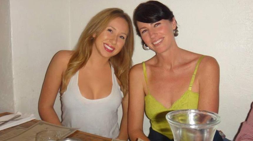 Gerçeği öğrenenlerin kafası karışıyor! Anne kızı kardeş sanıyorlar 