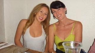 Gerçeği öğrenenlerin kafası karışıyor! Anne kızı kardeş sanıyorlar 