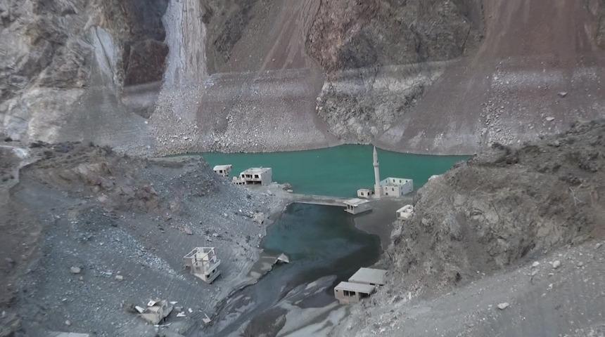 Artvin'de barajlardaki sular çekilince yerleşim yerleri ortaya çıktı