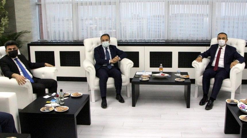 İ&ccedil;işleri Bakan Yardımcısı İsmail &Ccedil;ataklı Rekt&ouml;r Karacoşkun&rsquo;u tebrik etti