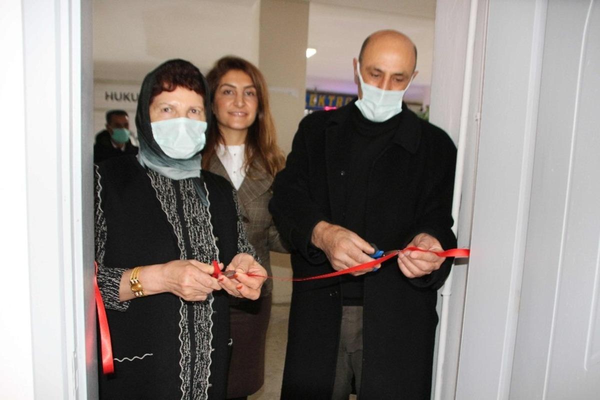 Emekli m&uuml;d&uuml;r yıllar sonra avukat kızıyla Varto&rsquo;ya d&ouml;nd&uuml;