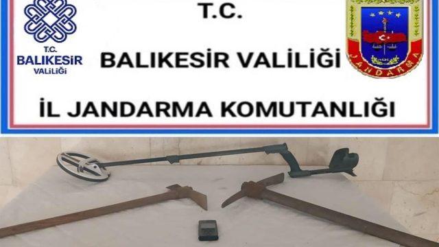 Kaçak defineciler suçüstü yakalandı