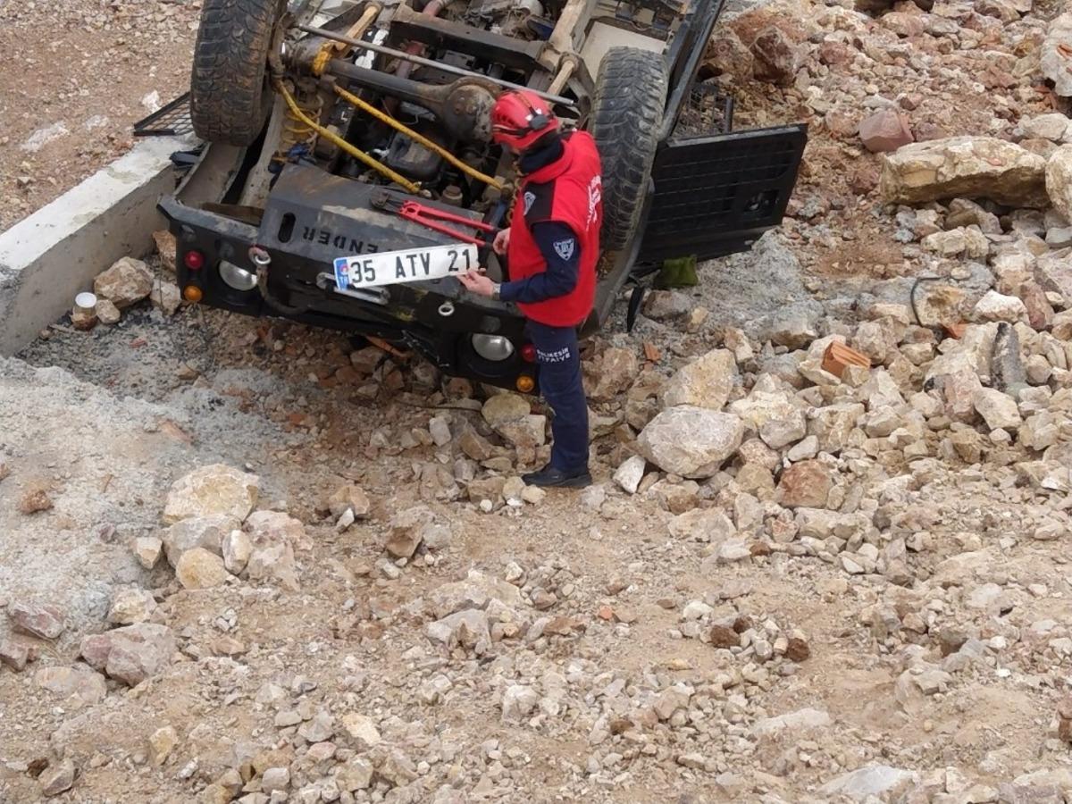 Şarampole u&ccedil;an arazi taşıtından son anda atladı