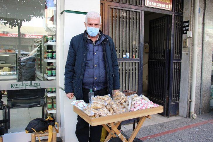 Bir metre karelik tezgah ile 4 çocuk yetiştirdi G1