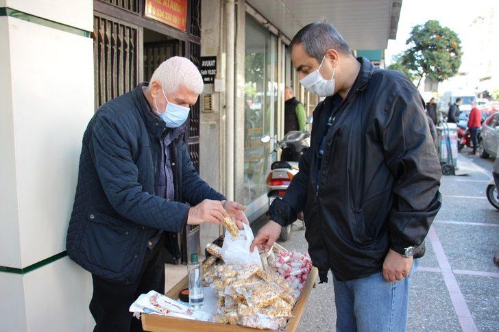 Bir metre karelik tezgah ile 4 çocuk yetiştirdi G2