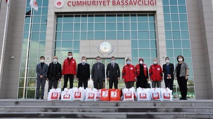 Yükümlülerin çocuklarına giysi yardımı