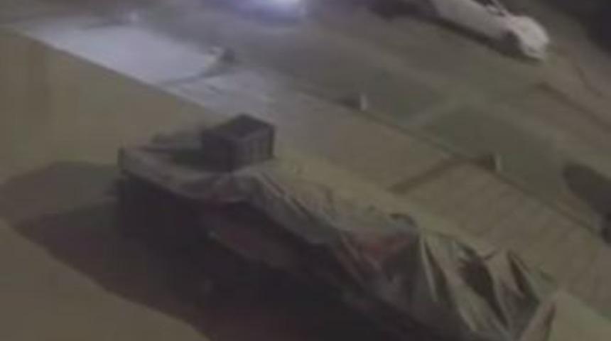 Dehşete düşüren anlar! Hırsızların aracının altında kalmaktan son anda kurtuldu