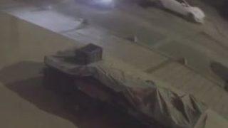 Dehşete düşüren anlar! Hırsızların aracının altında kalmaktan son anda kurtuldu