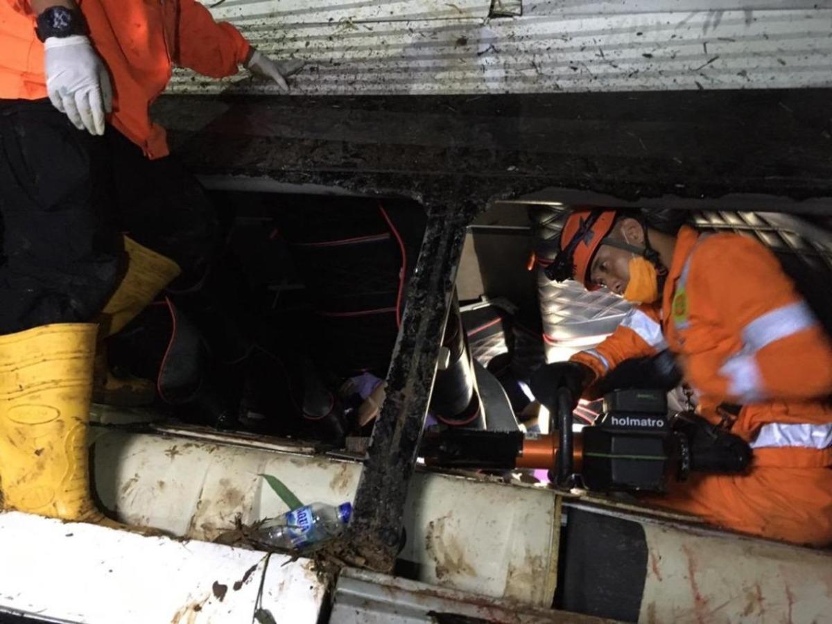 Endonezya&rsquo;da otob&uuml;s vadiye u&ccedil;tu: 27 &ouml;l&uuml;