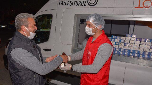 Büyükşehir Belediyesi 30 bin kandil simidi dağıttı