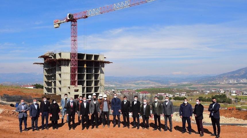 Başkan G&uuml;ng&ouml;r: "Konutları en kısa s&uuml;rede teslim edeceğiz"
