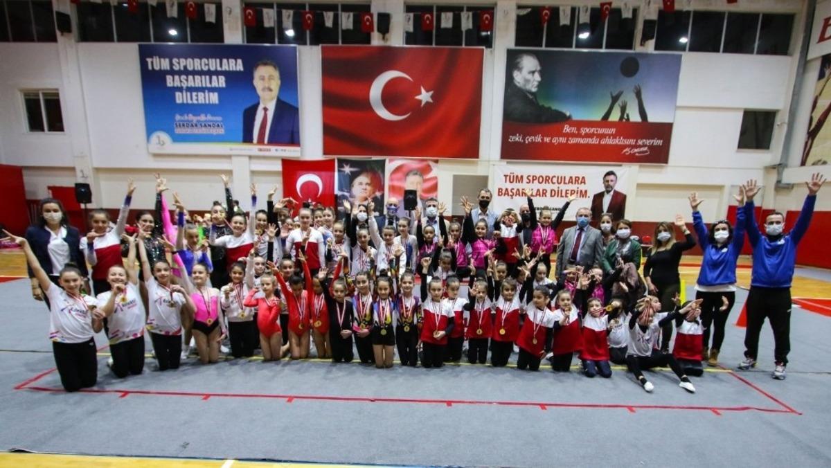 Başkan Sandal&rsquo;dan başarılı sporculara madalya