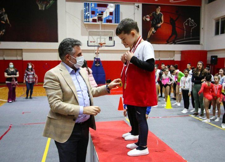 Başkan Sandal’dan başarılı sporculara madalya G3