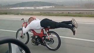 130 kilometre hızla ölüme meydan okudu! 