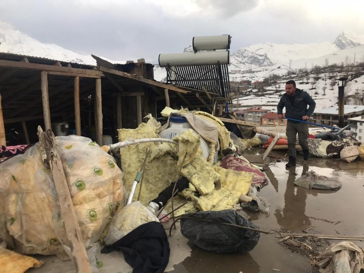Hakkari&rsquo;de şiddetli r&uuml;zgar &ccedil;atıları u&ccedil;urdu