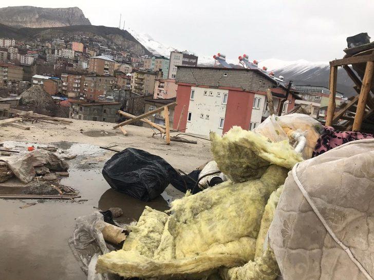 Hakkari’de şiddetli rüzgar çatıları uçurdu Hakkari Haberleri
