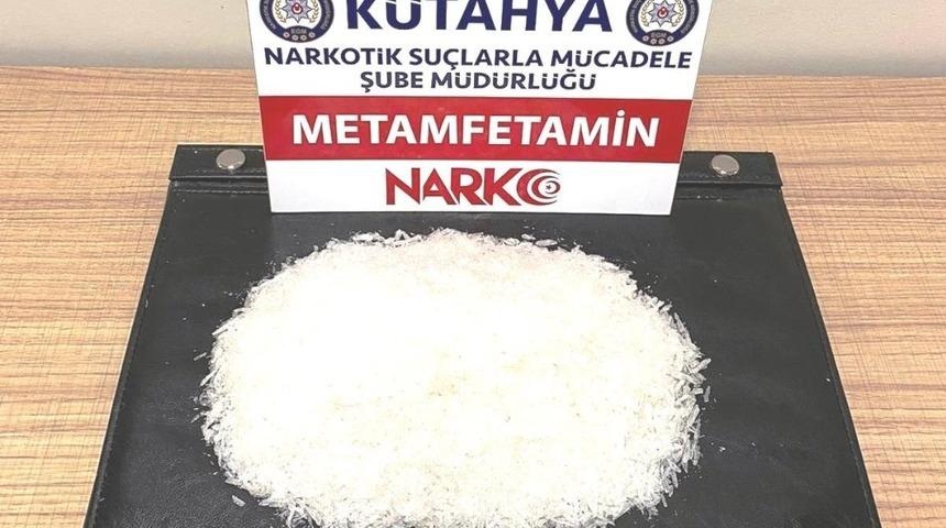K&uuml;tahya&rsquo;da bir ara&ccedil;ta 910 gram metamfetamin maddesi ele ge&ccedil;irildi
