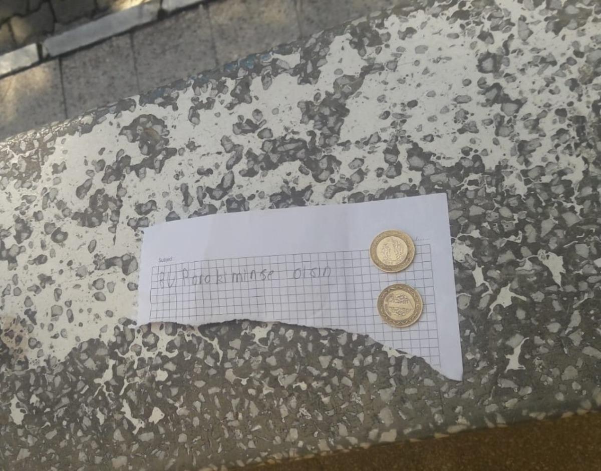 Bah&ccedil;ede 2 TL bulan &ouml;ğrenci bu notu bıraktı