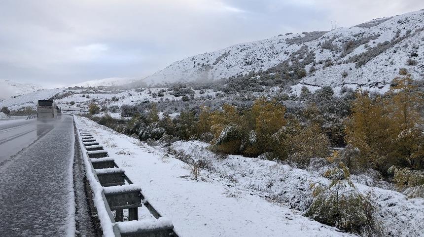 Yüksek kesimlerde kar yağışı ve karla mücadele sürüyor