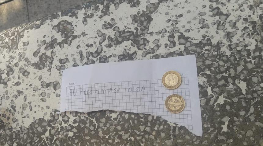 Okulun merdivenlerinde buldular! Yerde 2 TL bulan öğrenciden takdir toplayan hareket