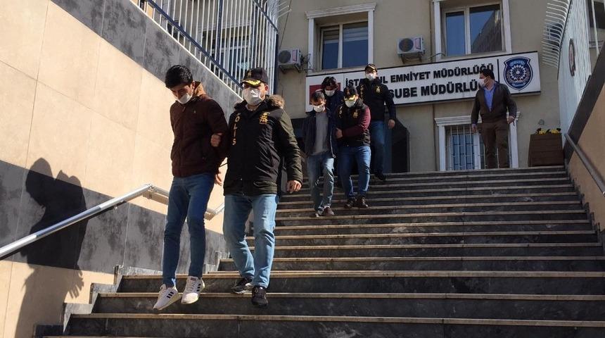 Yaşlı kadını 1 milyon TL dolandıran sahte polisler yakalandı