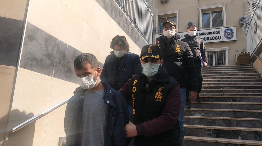 Bankadan 1 milyon lirasını çektirdikleri yaşlı kadına 'evini de sat' deyince yakalandılar