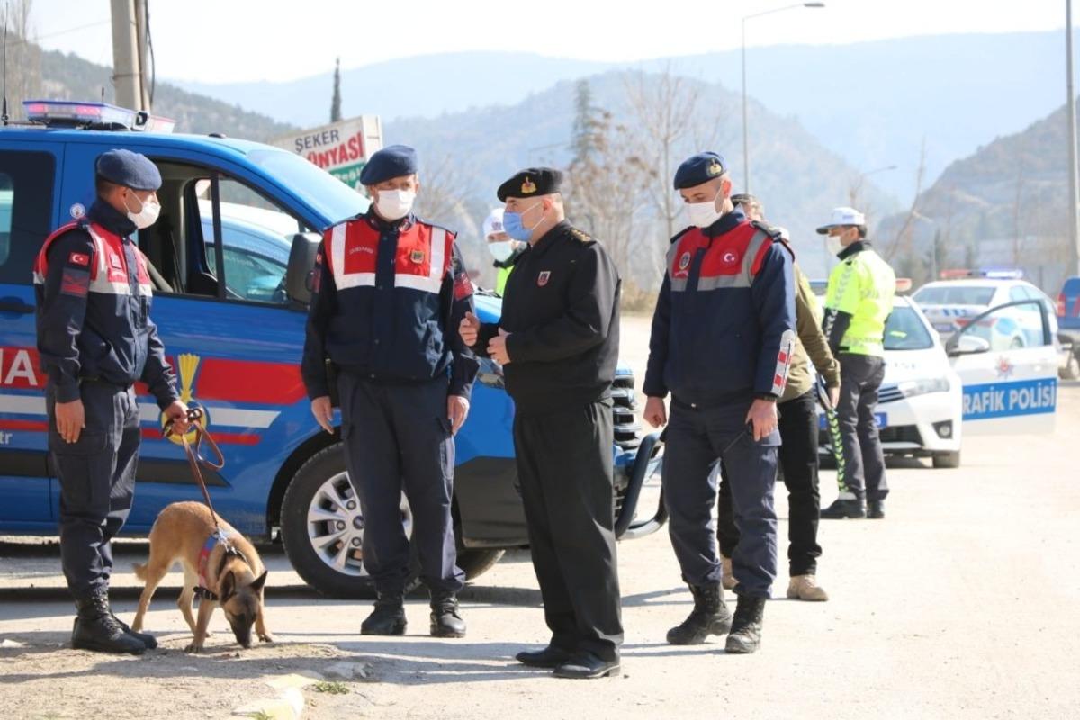 Jandarmadan hem denetim hem de kadınlara karanfil