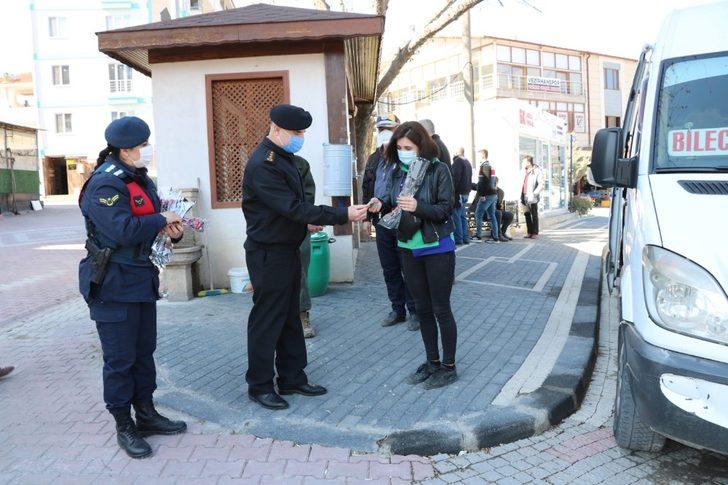 Jandarmadan hem denetim hem de kadınlara karanfil G2