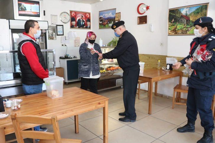 Jandarmadan hem denetim hem de kadınlara karanfil G3