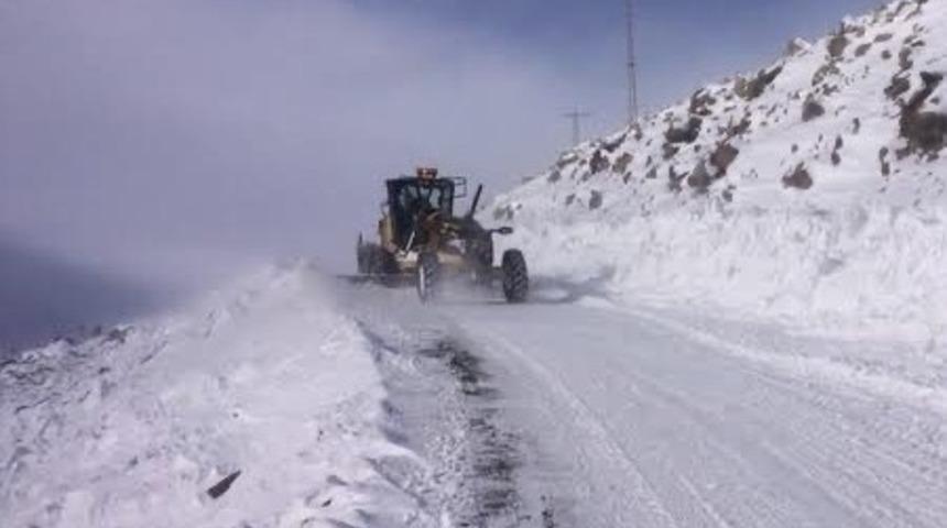 Iğdır&rsquo;da kar yağışı 4 k&ouml;y yolunu ulaşıma kapattı