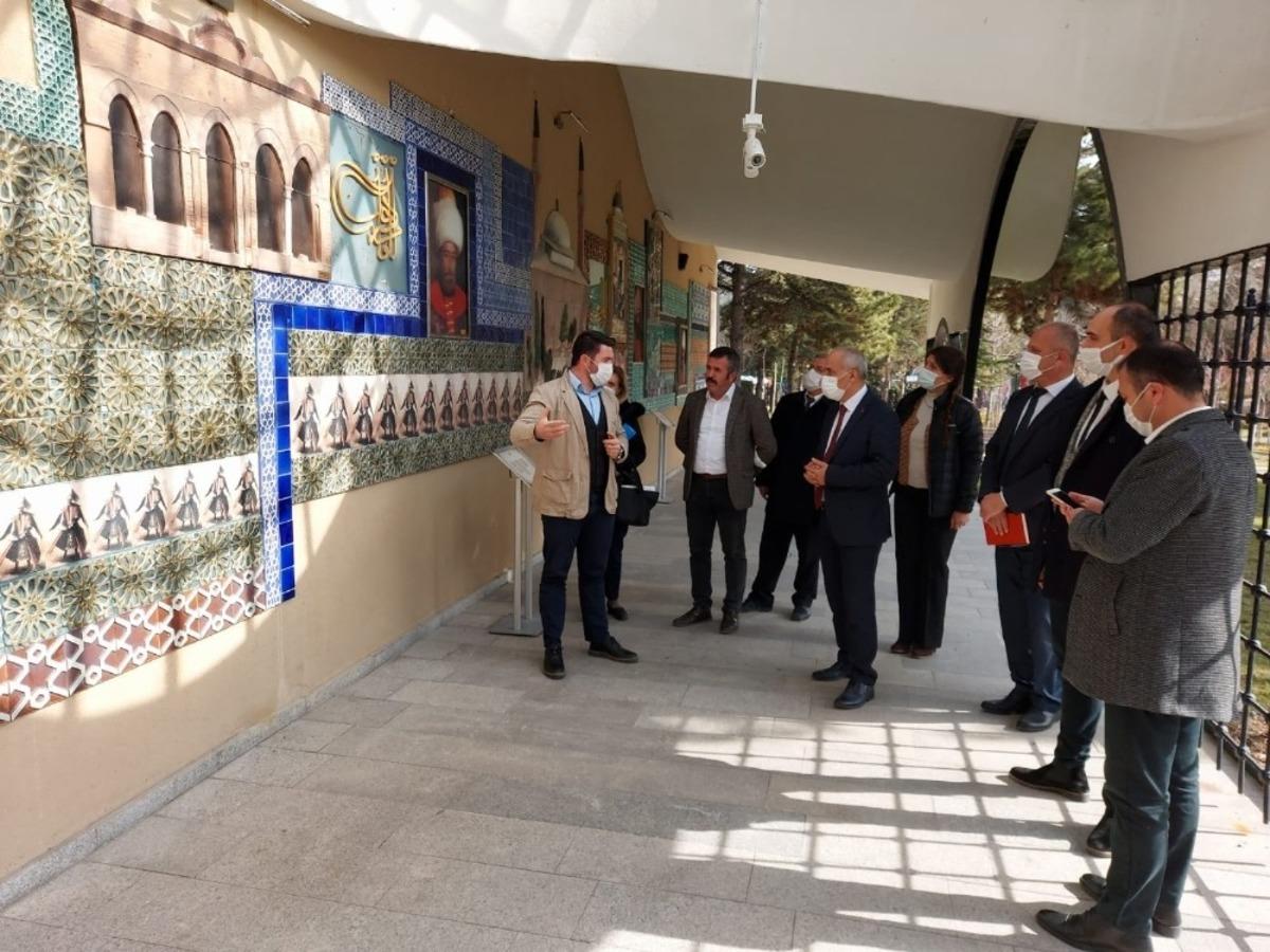 Başkan Aydın, Yaşayan Şehir M&uuml;zesi ve Osmanlı Padişahları Tarih Şeridi&rsquo;ni ziyaret etti