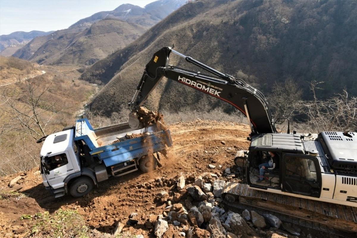 Engelli ve yaşlı olan kadının yol sorunu &ccedil;&ouml;z&uuml;me kavuşturuldu