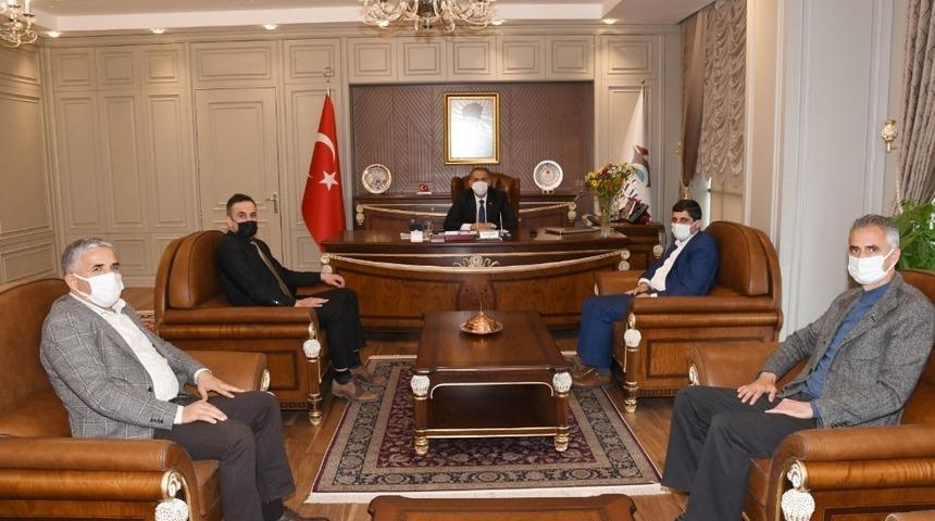 Yerel gazete sahipleri Vali &Ccedil;uhadar ile bir araya geldi