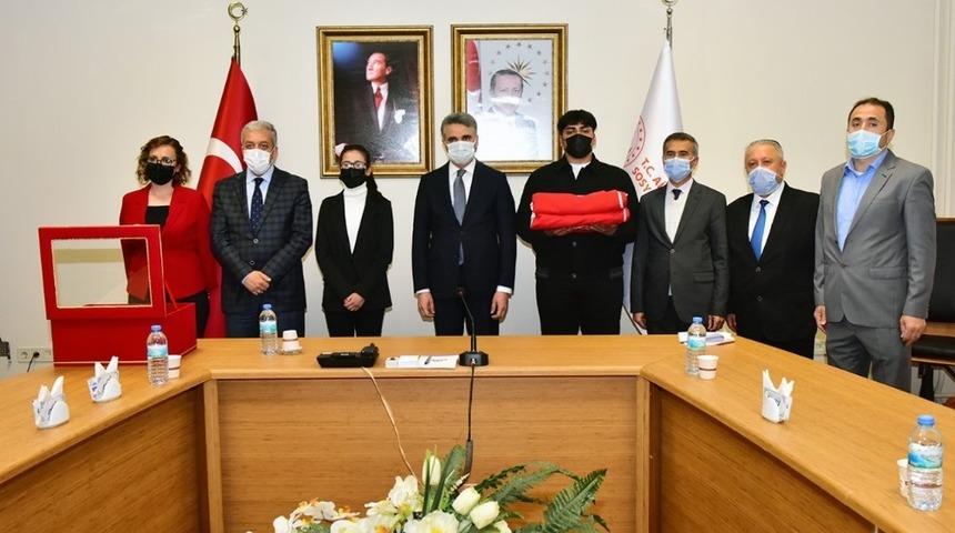 Çanakkale’ye gidecek Türk Bayrağı teslim alındı