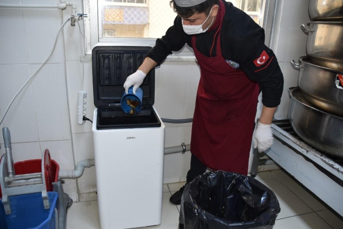 Yemek artıklarından g&uuml;bre &uuml;retiliyor