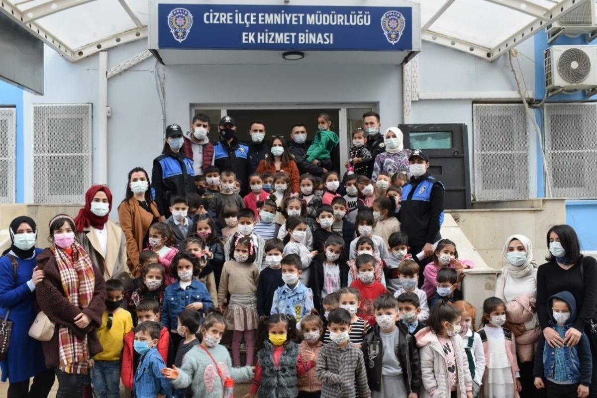 &Ouml;ğrenciler Cizre Emniyet M&uuml;d&uuml;rl&uuml;ğ&uuml;&rsquo;n&uuml; gezdi