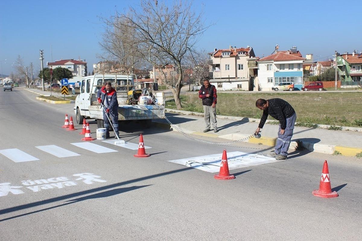 Burhaniye&rsquo;de yaya ge&ccedil;itleri boyanıyor