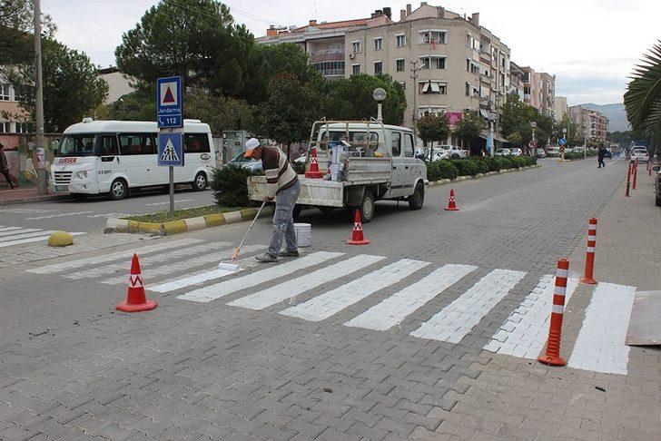 Burhaniye’de yaya geçitleri boyanıyor G2