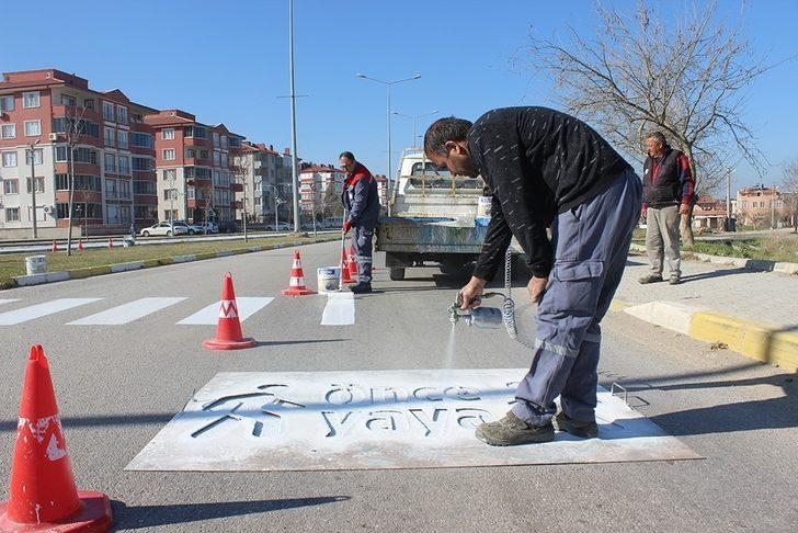 Burhaniye’de yaya geçitleri boyanıyor G3