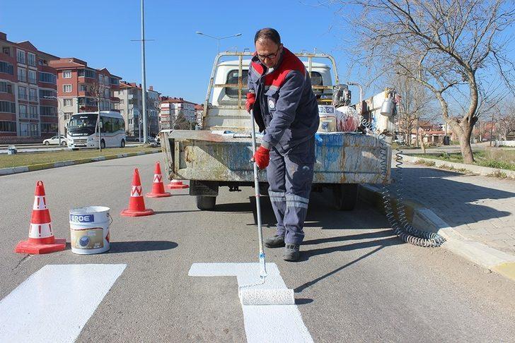 Burhaniye’de yaya geçitleri boyanıyor G4