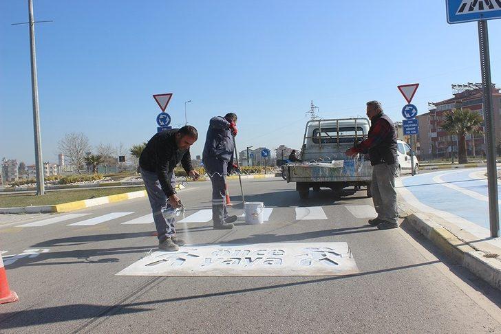 Burhaniye’de yaya geçitleri boyanıyor G5