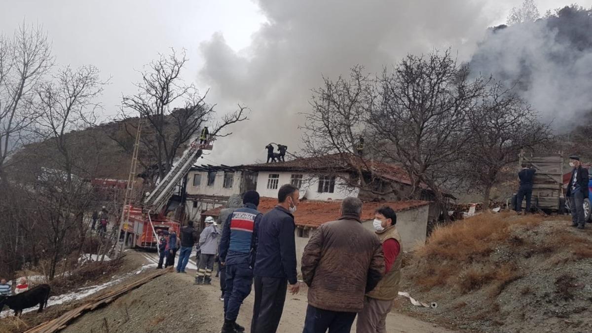 Kastamonu&rsquo;da iki ahşap ev ve bir samanlık yandı